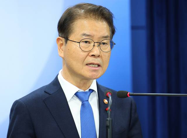이정식 고용노동부 장관이 20일 오전 정부서울청사에서 산재보상보험제도 특정감사 중간결과를 브리핑하고 있다. 연합뉴스