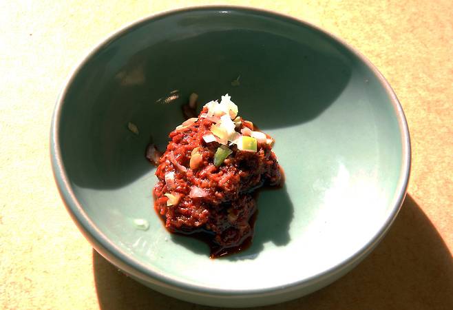 강진의 명물 토하젓. 1급수에만 사는 민물새우를 소금과 각종 양념에 담가 1년을 숙성한다. 감칠맛이 그득한 밥도둑이다. 손민호 기자