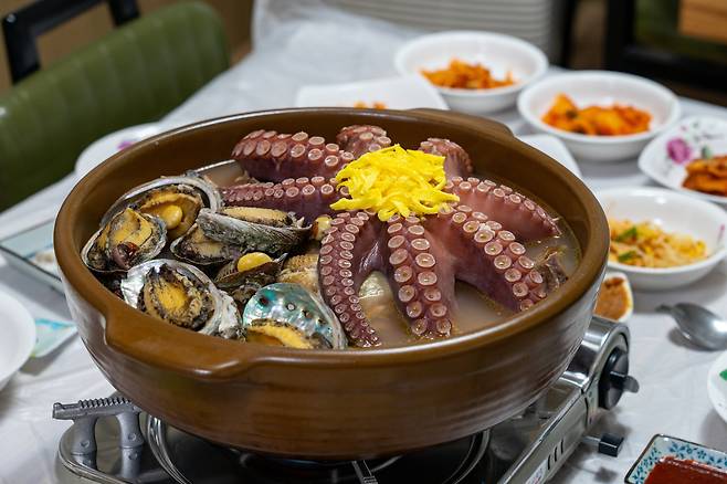 강진읍내 '하나로식당'의 회춘탕. 각종 약재로 만든 육수에 토종닭, 문어, 전복 등을 한 데 넣고 푹 끓여 만드는 보양식이다. 백종현 기자