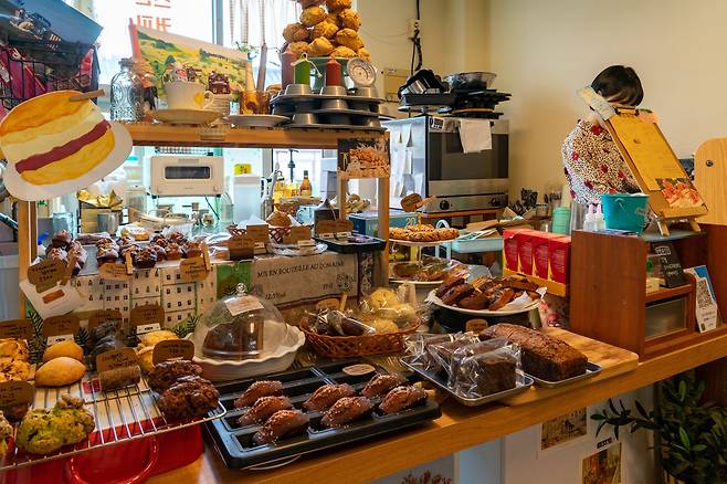 강진읍시장 내 작은 디저트 가게 '쨈과 크림'. 스콘과 휘낭시에 등 다양한 구움과자를 판다. 백종현 기자