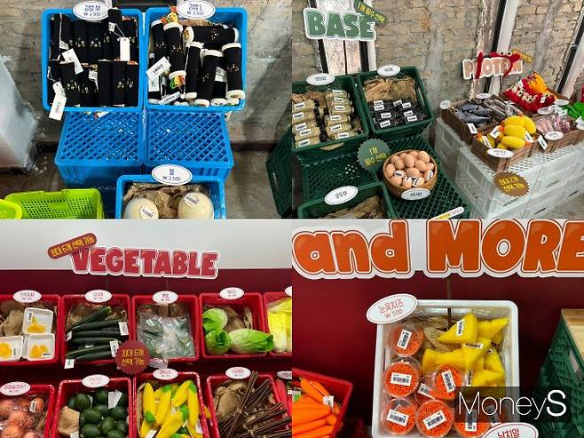 김가네 팝업스토어 '김가네 슈퍼'에선 김밥의 크기부터 재료까지 하나하나 내가 원하는 대로 고를 수 있다. 사진은 김가네 슈퍼에 준비된 재료 인형들./사진=윤지영 기자