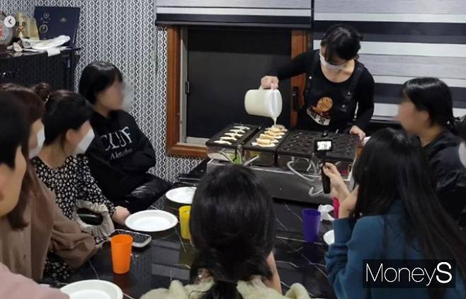 게스트하우스 파티문화에 많은 관심을 가졌던 최정윤씨는 자신의 붕어빵 장사 경험을 살려 새로운 형태의 파티를 기획하면 어떨까 생각했다. 사진은 붕마카세에 참석한 손님들 앞에서 직접 붕어빵을 굽는 최씨의 모습. /사진=최정윤씨 제공