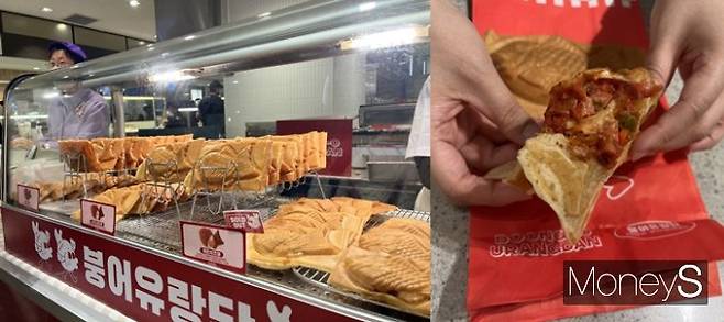 기자가 지난 24일 방문한 롯데백화점 명동본점 붕어유랑단 팝업스토어에는 '피자붕'을 비롯한 이색 메뉴가 다수 포진해 소비자를 사로잡았다. 사진은 진열된 붕어빵과 '피자붕'의 모습. /사진=최재혁 기자