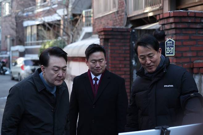 ▲윤석열 대통령이 지난 21일 서울 중랑구 소규모주택정비 관리지역인 모아타운 사업지를 방문해 현장을 시찰하고 있다. 이승환(가운데) 국민의힘 중랑을 당협위원장도 참석했다. 사진=이승환 페이스북