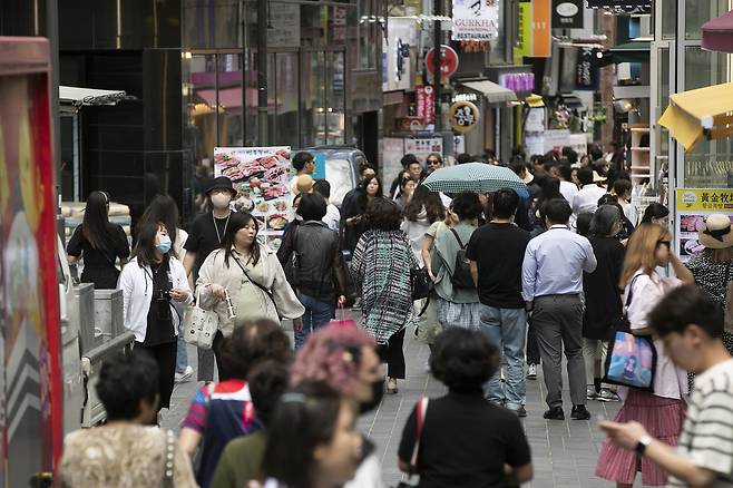 사람들로 북적이는 서울 중구 명동의 모습. ⓒ시사IN 이명익