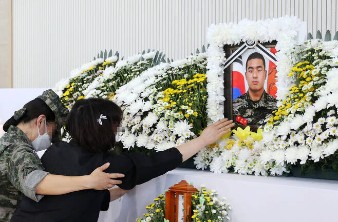 지난 7월20일 포항 해병대 1사단 분향소에서 채아무개 상병의 어머니가 아들의 사진을 어루만지며 울고 있다. 연합뉴스