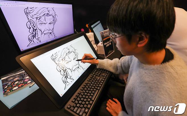 (서울=뉴스1) 김성진 기자 = 28일 서울 강남구 코엑스에서 열린 2023 웹툰 잡 페스타에서 한 관람객이 웹툰 그리기 체험을 하고 있다. 2023.11.28/뉴스1 Copyright (C) 뉴스1. All rights reserved. 무단 전재 및 재배포, AI학습 이용 금지.