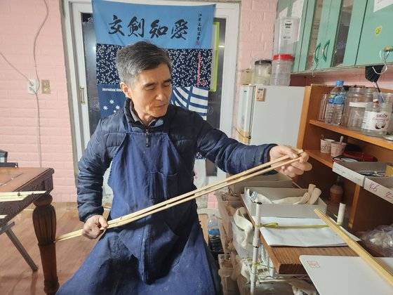 신용만 사범이 죽도를 해체한 뒤 살펴보고 있다. 김정석 기자