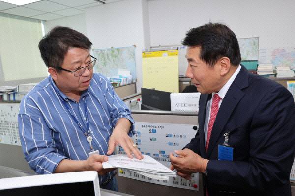 나동연 양산시장(사진 오른쪽)이 지난 11월 국민의힘 이달곤 국회의원을 방문해 우주항공 방산용 실란트 사업 등 지연현안 사업의 내년도 국비예산 확보의 당위성을 설명하고 협조를 요청했다. 양산시 제공