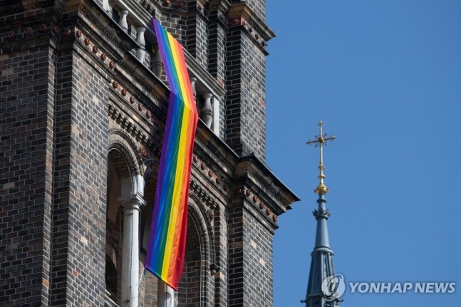성소수자 연대를 뜻하는 무지개 깃발이 오스트리아 빈의 한 교회에 걸려있다.