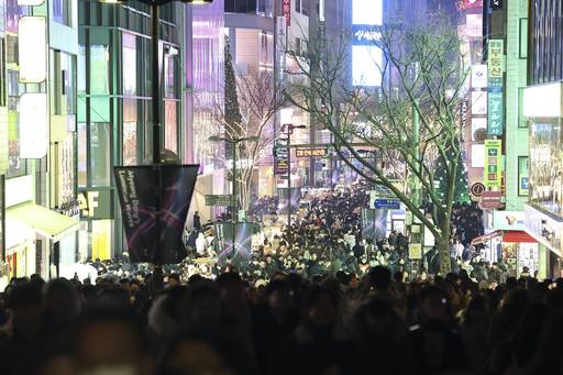 크리스마스 이브인 24일 저녁 서울 명동 거리가 인파로 붐비고 있다. 연합뉴스