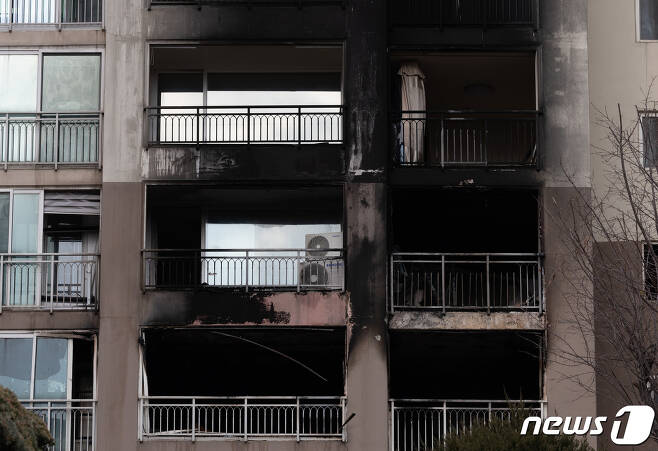 25일 오전 4시 57분쯤 서울 도봉구의 한 고층 아파트에서 화재가 발생해 2명이 숨지고 29명이 다쳤다. 소방 당국은 오전 5시4분쯤 선착대 도착 후 대응 1단계를 발령했으며 차량 57대와 인력 222명을 동원해 화재를 진압하고 주민 200여명을 대피시켰다. 불은 화재 발생 3시간여 만인 8시40분쯤 완전히 진화됐다. 사진은 이날 오후 화재가 발생한 아파트의 모습. 2023.12.25/뉴스1 ⓒ News1 이재명 기자