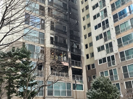 성탄절인 25일 오전 4시57분쯤 서울 도봉구 방학동의 한 아파트에서 불이 나 2명이 숨지고 30명이 다쳤다. 불은 아파트 3층에서 발생한 것으로 추정된다. 이찬규 기자