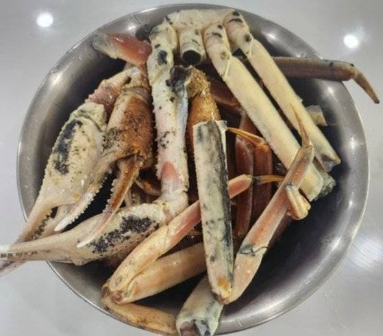 B씨가 지난 23일 온라인 커뮤니티에 올린 노량진 수산시장에서 구입한 대게의 상태. 사진 커뮤니티 캡처