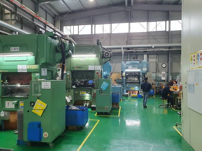 신흥에스이씨 다동 공장 직원들이 일하고 있다. 오산=윤현주 기자