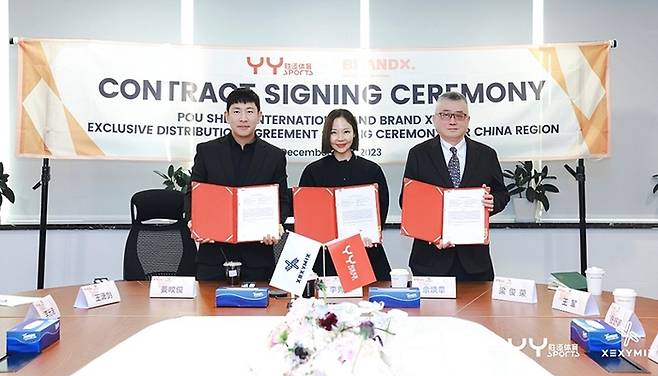 지난 22일 중국 상해 YY스포츠 본사에서 (왼쪽부터) 브랜드엑스코퍼레이션 강민준 대표와 이수연 대표가 위환장 YY스포츠 동사장과 함께 본계약 후 기념촬영을 하고 있다.