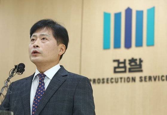 김수민 보이스피싱 범죄 정부합동수사단장이 27일 오전 서울동부지방검찰청에서 중국 거점 보이스피싱 조직 수사 결과 관련 언론브리핑을 하고 있다. 연합뉴스