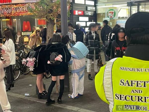 현지 경찰과 토요코키즈들이 대치 중인 모습. /사진=김세린 기자