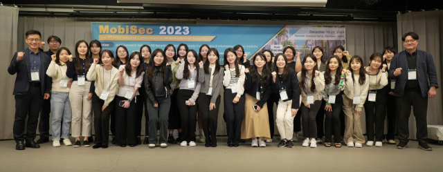 일본 오키나와에서 개최된 국제학술대회 ‘MobiSec 2023’에서 성신여대 융합보안공학과, 미래융합기술공학과 연구팀이 기념 사진을 촬영하고 있다. 사진 제공=성신여대