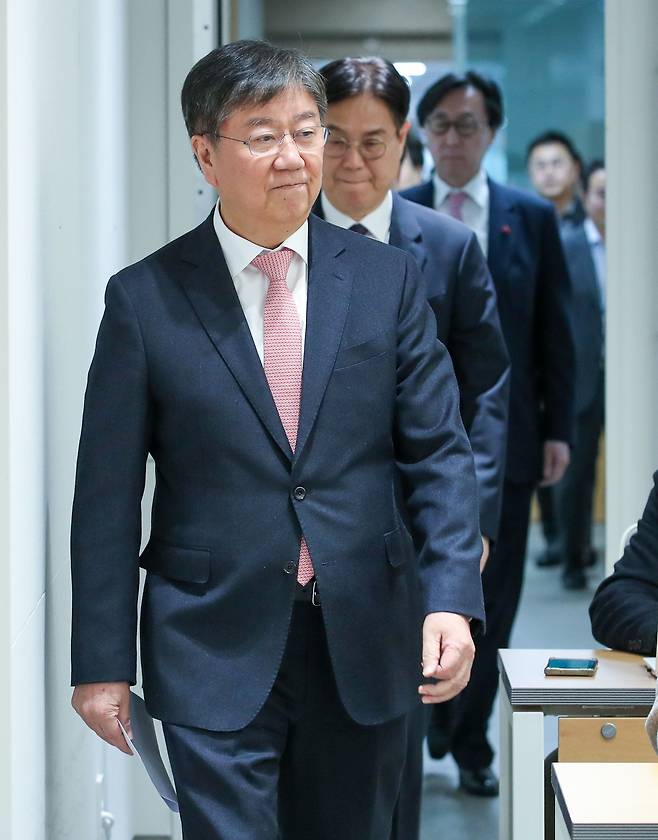 김대기 대통령 비서실장이 28일 용산 대통령실 브리핑룸에서 인선 결과를 발표하기 위해 이관섭 정책실장, 장호진 외교부 1차관과 입장하고 있다. /뉴스1