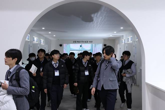 ‘대한민국 2023 산업기술 R&D 대전’에 세워진 산업통상자원부 R&D 우수 성과 10선 전시관을 둘러보는 관람객들. 한국산업기술기획평가원 제공