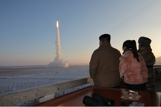 North Korean leader Kim Jong-un observes the launch of a Hwasong-18 intercontinental ballistic missile on Dec. 18 in this photo released the day after by the Rodong Sinmun, the official newspaper of the regime’s ruling Workers’ Party. [NEWS1]