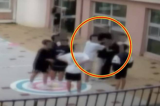 가해 학생들이 집단으로 피해 학생을 폭행하는 모습. /JTBC 보도화면