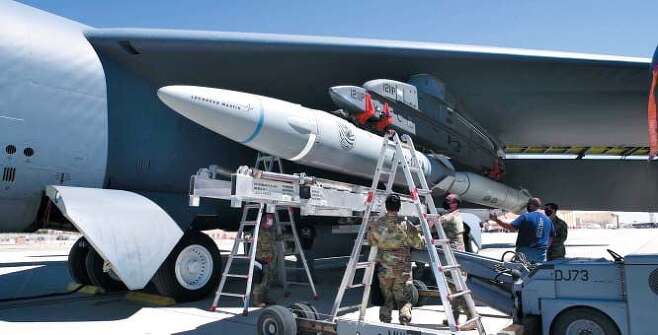미 캘리포니아 에드워즈 공군기지 관계자들이 AGM-183A 극초음속 미사일을 B-52 폭격기에 장착하고 있다. 미 국방부가 지난 11일 공개한 사진이다. 이 미사일이 폭격기에 장착되는 구체적인 사진·영상이 공개된 것은 처음이다. /미 국방부