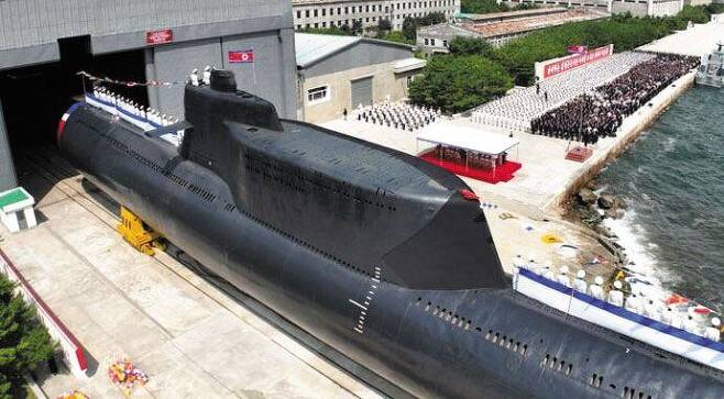 지난 8일 공개된 북한 신형 전술핵공격잠수함 진수식 모습. 대형 4기, 소형 6기 등 10기의 미사일 수직 발사관을 탑재하고 있다. /조선중앙통신