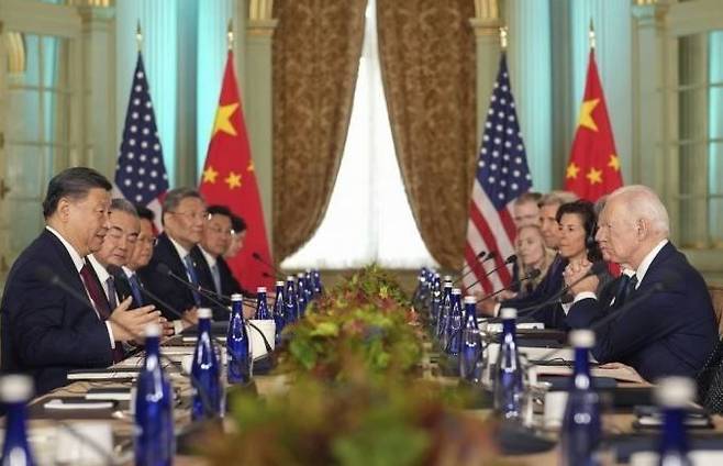 조 바이든(오른쪽) 미국 대통령이 지난달 15일 미 캘리포니아주 샌프란시스코 인근 우드사이드의 파이롤리 에스테이트에서 시진핑 중국 국가주석과 회담하고 있다. ⓒ AP/뉴시스