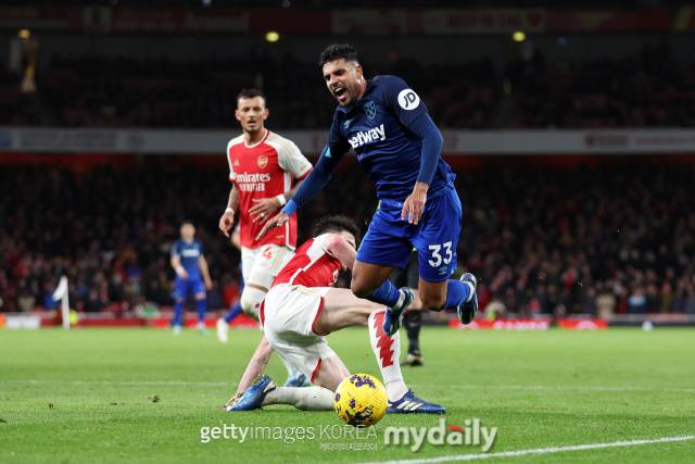 아스날 FC 데클란 라이스가 웨스트햄 유나이티드 에메르송 팔미에리에게 파울을 범하고 있다./게티이미지코리아