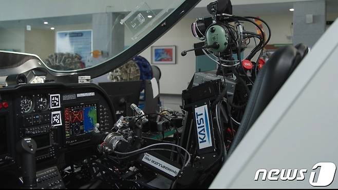 비행기에 탑승해 있는 파이봇(Pibot).(KAIST 제공)/뉴스1