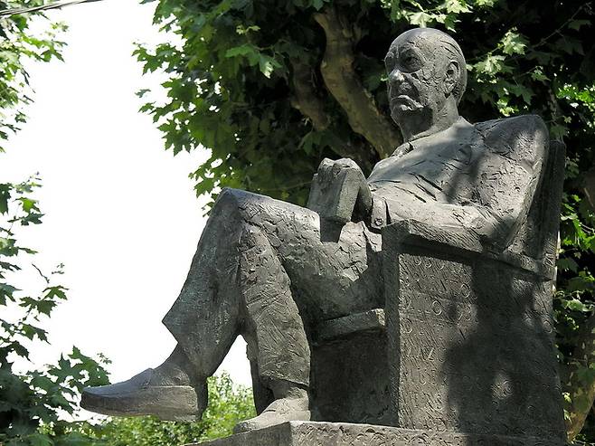 스페인 갈리시아 지방에 건립된 카밀로 호세 셀라 동상의 모습. 작가 셀라는 1989년 노벨문학상을 수상합니다. 그의 노벨상 여정 맨 처음에 세계적인 베스트셀러이자 논쟁작 ‘파스쿠알 두아르테 가족’이 있었습니다. [Luis Miguel Bugallo Sánchez]