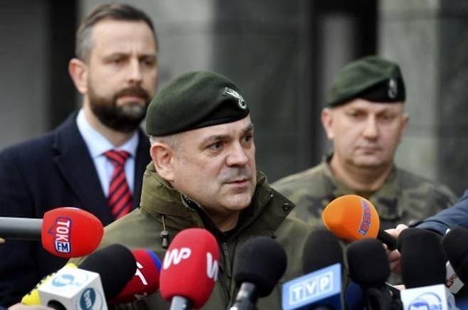 폴란드군 참모총장 비에슬라프 쿠쿨라 대장(가운데)이 29일(현지시간) 러시아 미사일의 폴란드 영공 침범에 관해 취재진과 일문일답을 나누고 있다. AP연합뉴스