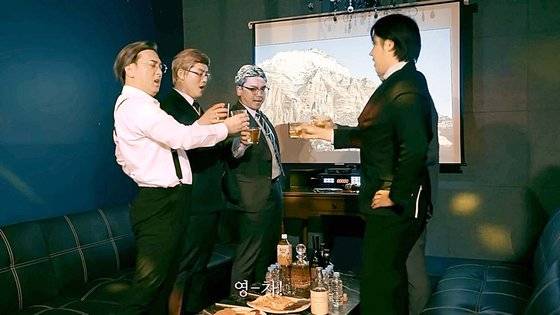 지난 1월 배우 권혁수가 자신의 유튜브 채널에 게시한 영상에서 황제성, 곽범 등 코미디언 동료와 이경영을 패러디한 모습. 이들은 골반에 손을 올린 채 하체를 비틀면서 '좋았어! 영차!'라고 외쳤는데, 이는 밈(meme)이 되어 초등학생에게까지 유행으로 번졌다. '권혁수 감성' 유튜브 캡처