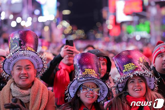 지난달 31일(현지시간) 2024년 새해를 앞두고 미국 뉴욕 타임스퀘어에서 신년맞이 행사가 진행되고 있다. ⓒ 로이터=뉴스1 ⓒ News1 이유진 기자