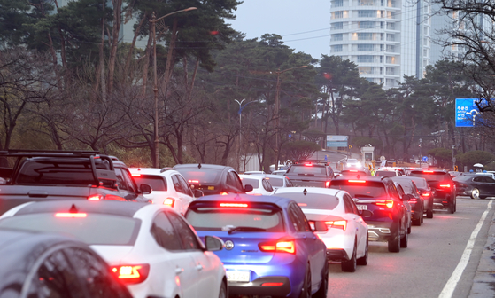 Cars jam the road in Gangneung, Gangwon on Monday. [YONHAP]