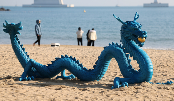 A blue dragon statue was installed on Gwangalli Beach in Busan on Friday, three days ahead of New Year’s Day on Monday. [YONHAP]
