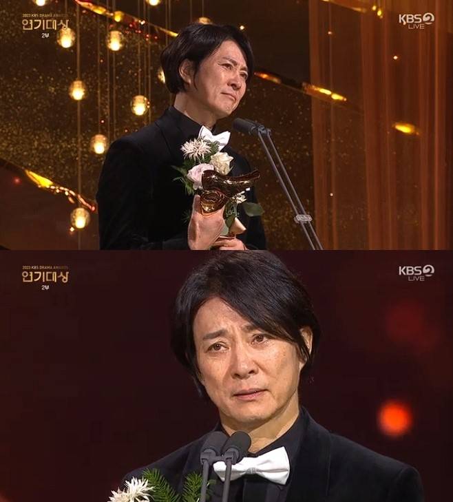 '4번째 대상' 수감을 하고 있는 배우 최수종 / 이미지 = KBS 연기대상 갈무리