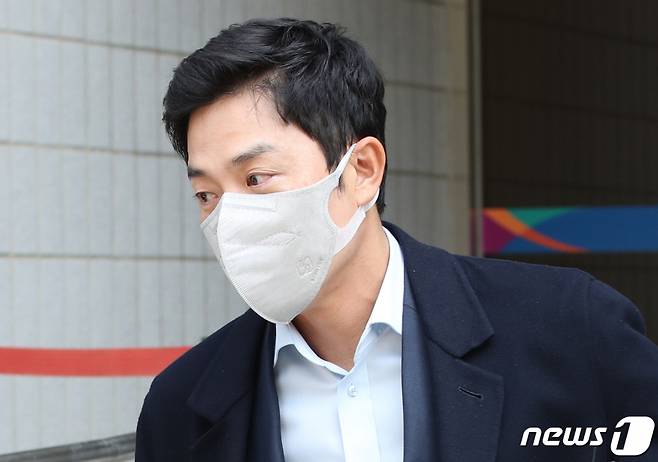 (서울=뉴스1) 권현진 기자 = 배우 성유리의 남편 프로골퍼 안성현(42)이 7일 서울남부지법에서 열린 구속 전 피의자 심문(영장실질심사)를 마친 뒤 이동하고 있다. 안성현은 특정 암호화폐 업체로부터 코인 여러 개를 빗썸에 상장시켜달라는 청탁을 받고 수십억원을 받은 혐의(특정범죄가중처벌법상 사기, 배임수재 등)를 받고 있다. 2023.4.7/뉴스1 Copyright (C) 뉴스1. All rights reserved. 무단 전재 및 재배포 금지.