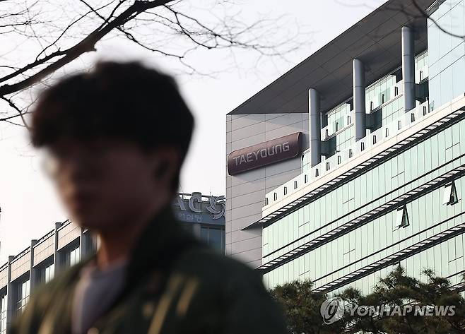 워크아웃 신청한 태영건설 (서울=연합뉴스) 류영석 기자 = 부동산 프로젝트파이낸싱(PF)으로 유동성 위기를 겪고 있는 태영건설이 워크아웃을 신청한 가운데 28일 서울 여의도에 위치한 태영건설 본사 모습.
시공능력 순위 16위의 중견기업인 태영건설이 워크아웃을 신청하면서 부동산 PF 부실로 인한 건설업체들의 연쇄 위기 등 파장이 예상된다. 2023.12.28 ondol@yna.co.kr