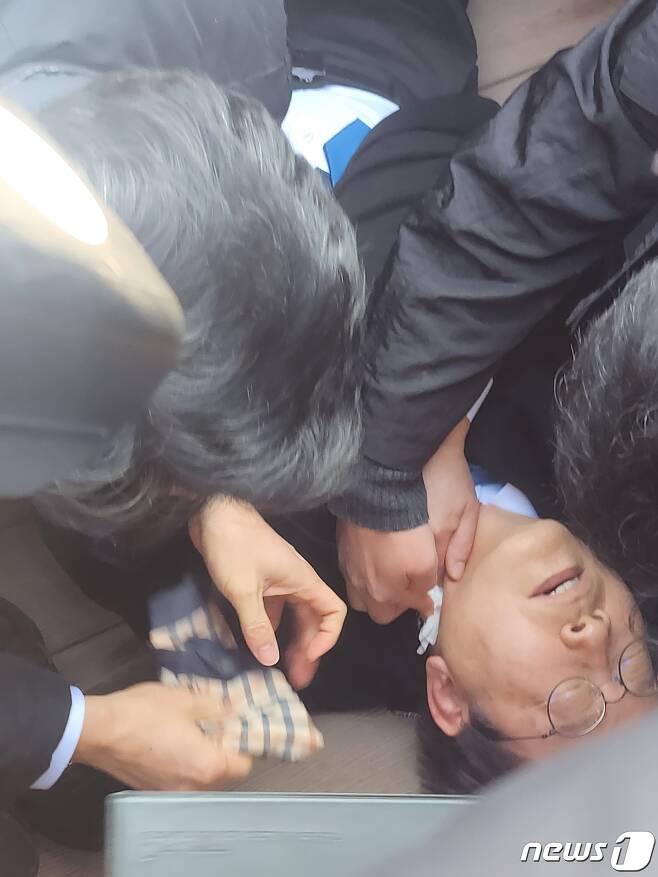 이재명 더불어민주당 대표가 2일 부산 현장 일정 중 괴한에 피습 당했다.