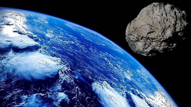 소행성(小行星)은 태양 주변을 긴 타원 궤도를 따라 도는 작은 천체로, 혜성(彗星)과 달리 휘발성 꼬리가 없다. 소행성이 지구와 충돌하는 일을 막기 위해 핵폭탄으로 사전에 소행성을 파괴하고 우주선으로 궤도를 바꾸는 연구가 진행되고 있다./Pixabay