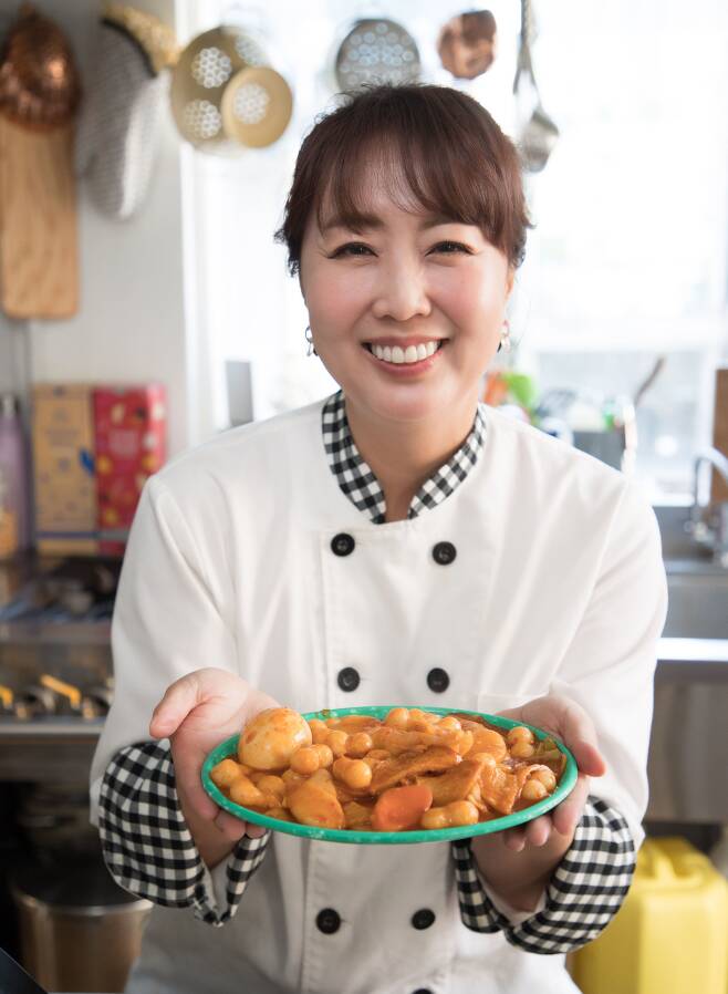 서울 논현동 '솔트'에서 만난 요리연구가 홍신애씨는 "저는 진짜 떡볶이 마니아"라며 "인생의 중요한 순간마다 떡볶이가 항상 곁에 있었다"고 했다./고운호 기자