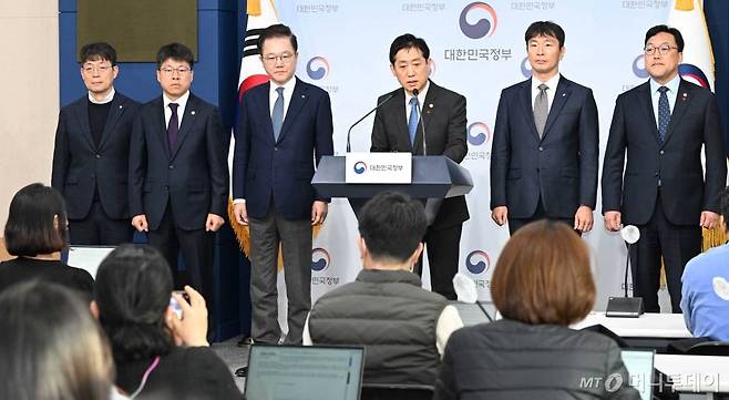 김주현 금융위원장이 28일 서울 종로구 세종로 정부서울청사 별관에서 금융당국 '태영건설 워크아웃 신청 관련 대응방안' 합동 브리핑을 하고 있다. 김 위원장은 브리핑에서 "태영건설 측의 철저한 자구노력을 유도하겠다"며 "위험요인들을 정밀 관리하면 부동산PF 및 건설업 불안요인을 슬기롭게 극복해나갈 수 있을 것"이라고 말했다. 이날 브리핑에는 김주현 금융위원장과 이복현 금융감독원장, 강석훈 KDB산업은행 회장 등이 배석했다. /사진=임한별