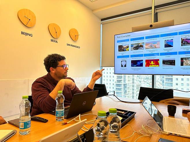 지난 16일(현지 시각) 이스라엘 수도 텔아비브에 있는 알론타워 22층 현대 크래들 TLV 사무실에서 야리브 해머 부장이 최근 현지 스타트업과 진행한 기술 검증 프로젝트를 소개하고 있다. ‘크래들’은 현대차그룹이 전 세계 5국에서 운영 중인 오픈 이노베이션 사무소다. 현지 대학·기업과 미래 모빌리티·로보틱스 관련 첨단 기술 검증에 나서고, 유망 스타트업을 발굴해 투자하는 게 주 업무다. 크래들 TLV는 친환경 수소 연료를 개발하는 ‘H2PRO’, 4D 레이더 업체 ‘Arbe’ 등 16개 스타트업에 투자했다. /텔아비브=오로라 기자