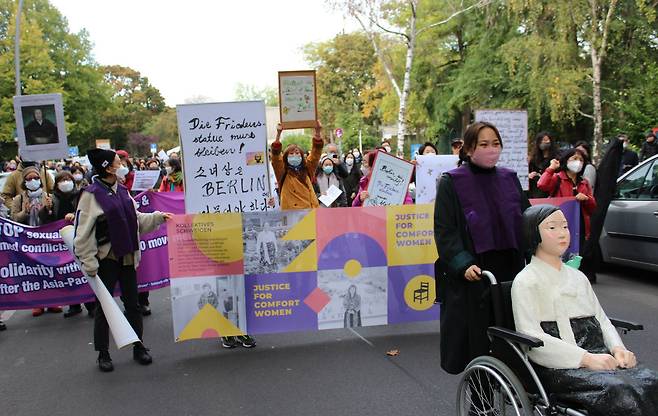 13일 독일 베를린에서 '평화의 소녀상'에 대한 당국의 철거 명령에 대해 항의하는 교민과 현지인들이 행진을 하고 있다./연합뉴스