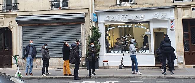 봉쇄령을 앞두고 머리를 손질하려는 남성들이 파리 시내 한 이발소 앞에 줄을 서 있다./손진석 특파원