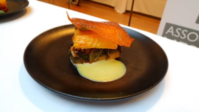 세계 3대 요리학교의 하나인 프랑스 코르동블뢰가 11일(현지 시각) 개최한 김치 응용 요리대회에서 우승한 '김치와 셀러리(서양식 미나리)를 올린 대구 요리.'/파리=손진석 특파원