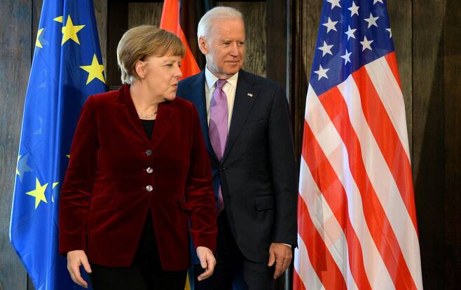 앙겔라 메르켈 독일 총리와 조 바이든 미국 대통령. 2015년 부통령이던 바이든이 뮌헨안보포럼 참석차 독일을 방문했을 때 모습이다./AFP 연합뉴스